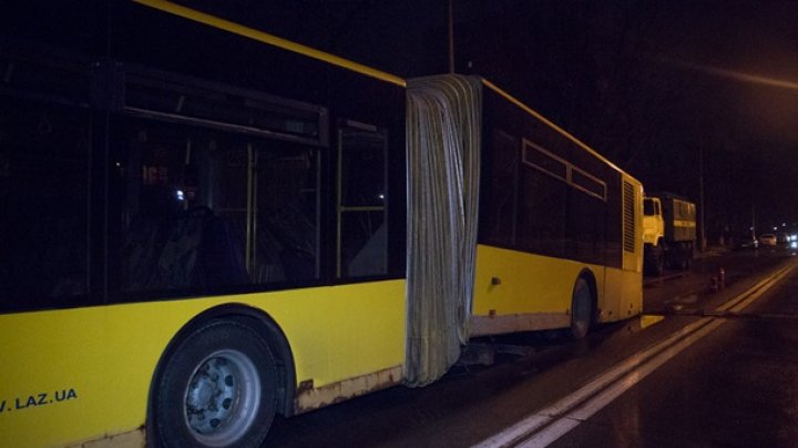 В Киеве "лежачий полицейский" разломал автобус