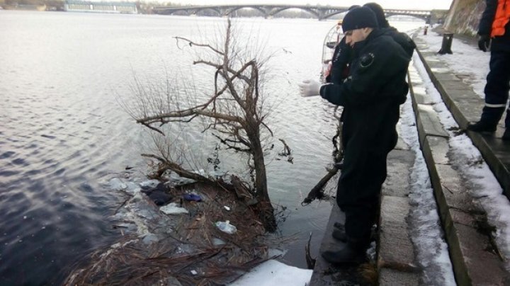 В Киеве из реки достали тело утопленника