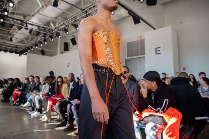 Трансгендер впервые показал свою одежду на неделе моды