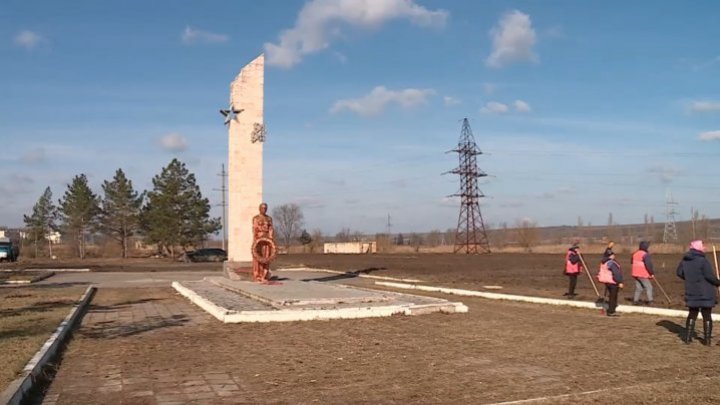 Жители Новых Анен вышли на генеральную уборку городского парка