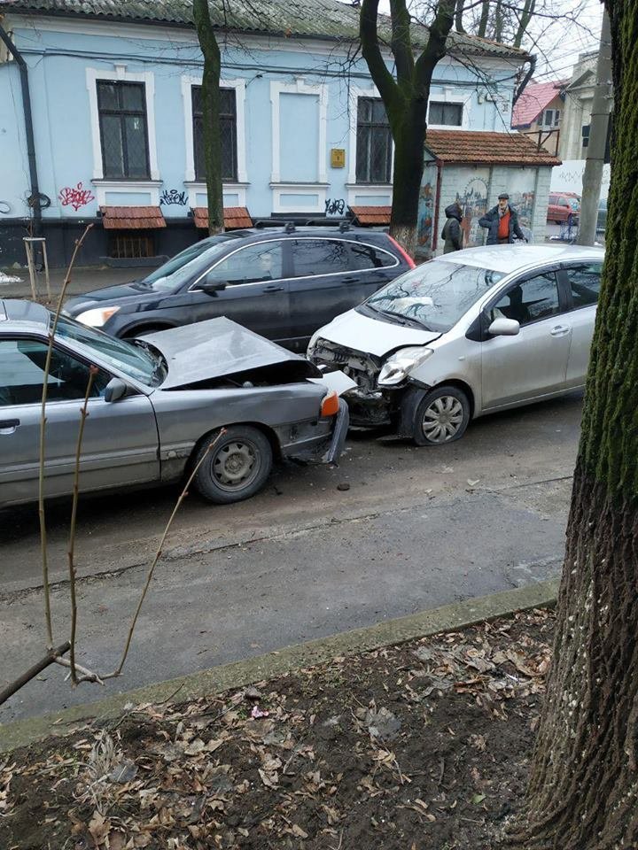 На улице Еминеску две машины столкнулись лоб в лоб (фото)