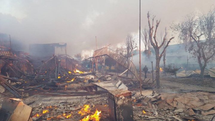 Масштабный пожар в Затоке: на базах отдыха сгорело два десятка зданий (фото)