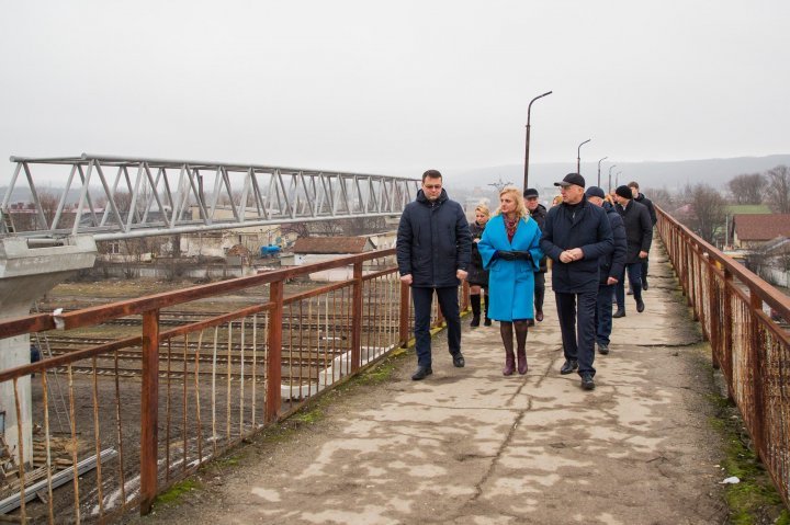 В Страшенах завершают строительство нового моста через автотрассу и железную дорогу