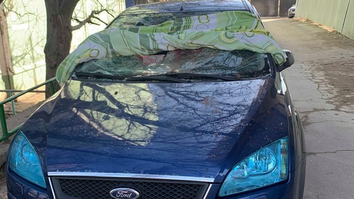 На Буюканах девушка в ходе ссоры с возлюбленным разбила ему автомобиль (фото)