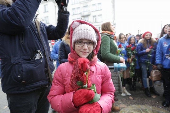 В канун праздника Драгобете ДПМ дарила жительницам столицы красные розы (фото)