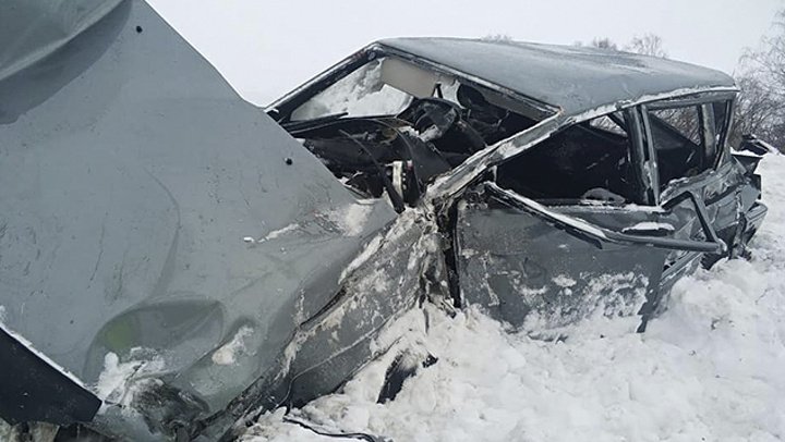 В Башкирии на железнодорожном переезде автомобиль врезался в пассажирский поезд