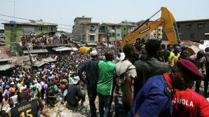 Под обломками школы в Нигерии погребены более 100 человек