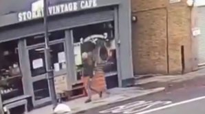 Мужчина прошел под домом за секунду до обрушения