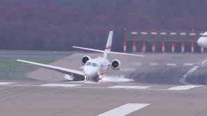 Иллюзия с тонущим в асфальте самолетом стала хитом