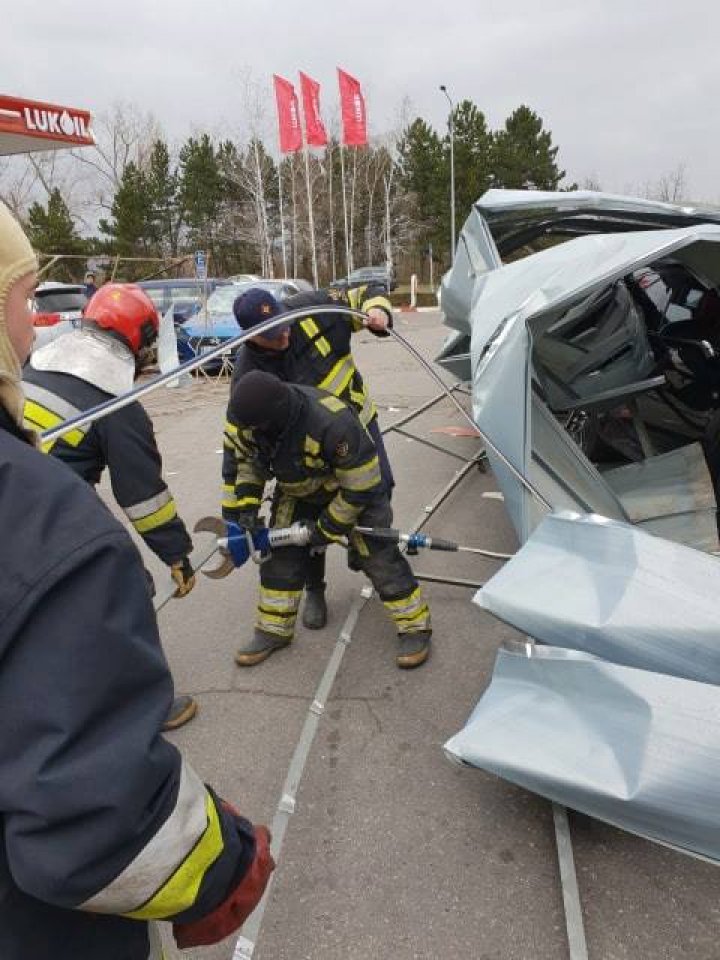 Сильный ветер снес крышу с автозаправки вблизи аэропорта: повреждены несколько машин (фото)