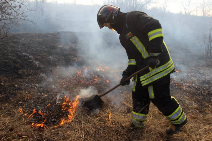 За последние 24 часа пожарные остановили 76 очагов возгорания в Молдове (фото)