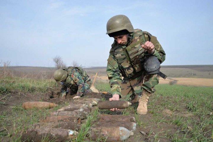 В поле близ села Марьянка де Жос в районе Штефан-Водэ саперы обнаружили 234 снаряда (фото)