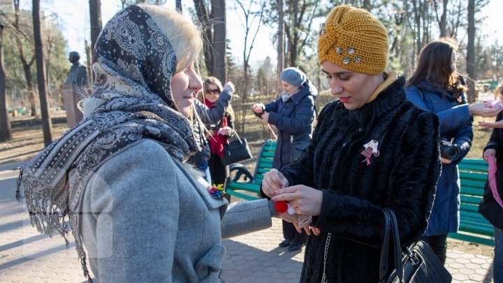 В центральном парке столицы сегодня раздавали мэрцишоры (фото)