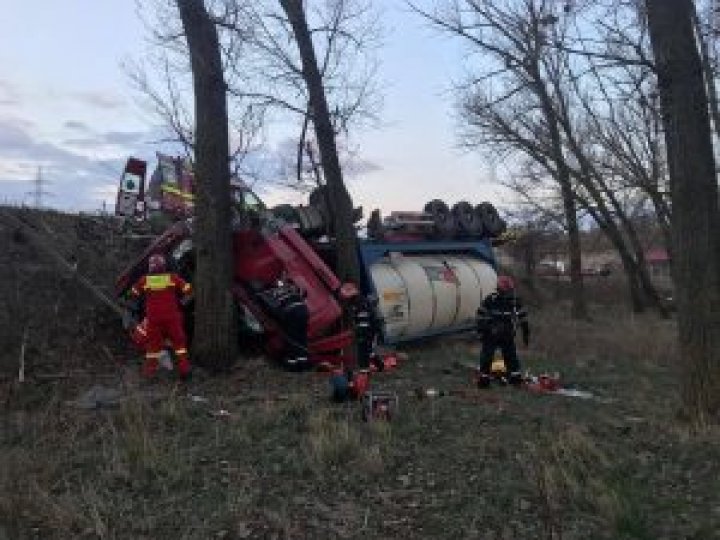 Автоцистерна, зарегистрированная в Молдове, опрокинулась в Васлуй: водитель госпитализирован