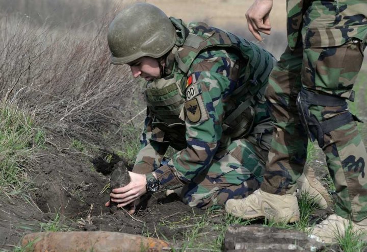 В поле близ села Марьянка де Жос в районе Штефан-Водэ саперы обнаружили 234 снаряда (фото)