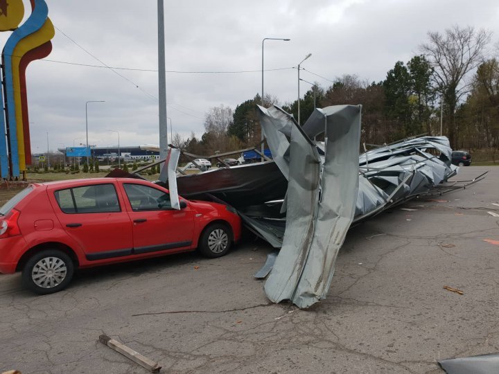 Сильный ветер снес крышу с автозаправки вблизи аэропорта: повреждены несколько машин (фото)