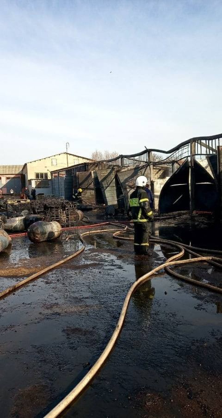 Пожар в Вулканештах: повреждены восемь гаражей и две машины (фото)