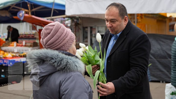 Администрация Центрального рынка подарила работницам и покупательницам тюльпаны (фоторепортаж)