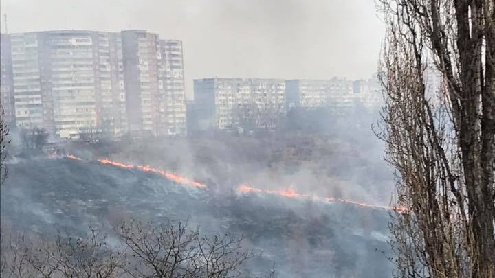 На Ботанике горят поля: несколько машин на парковке пострадали (фото/видео)