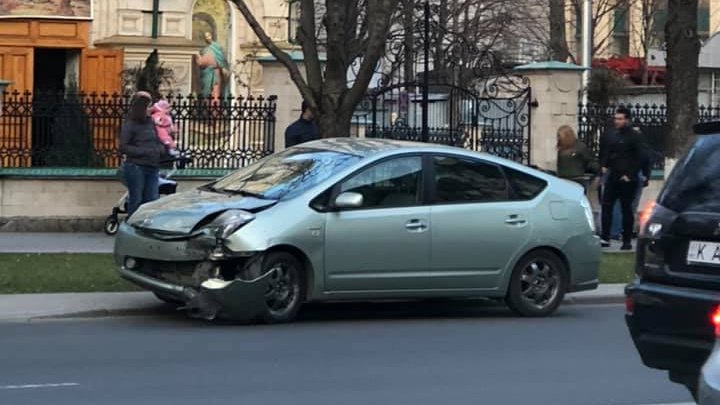 В центре столицы перевернулся автомобиль полиции (видео)