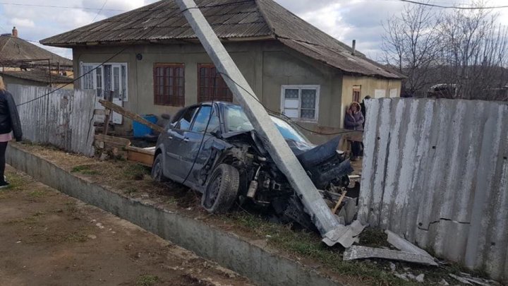 ДТП в Унгенах: легковушка снесла забор дома и врезалась в электрический столб