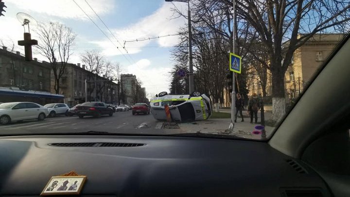 В центре столицы перевернулся автомобиль полиции (видео)