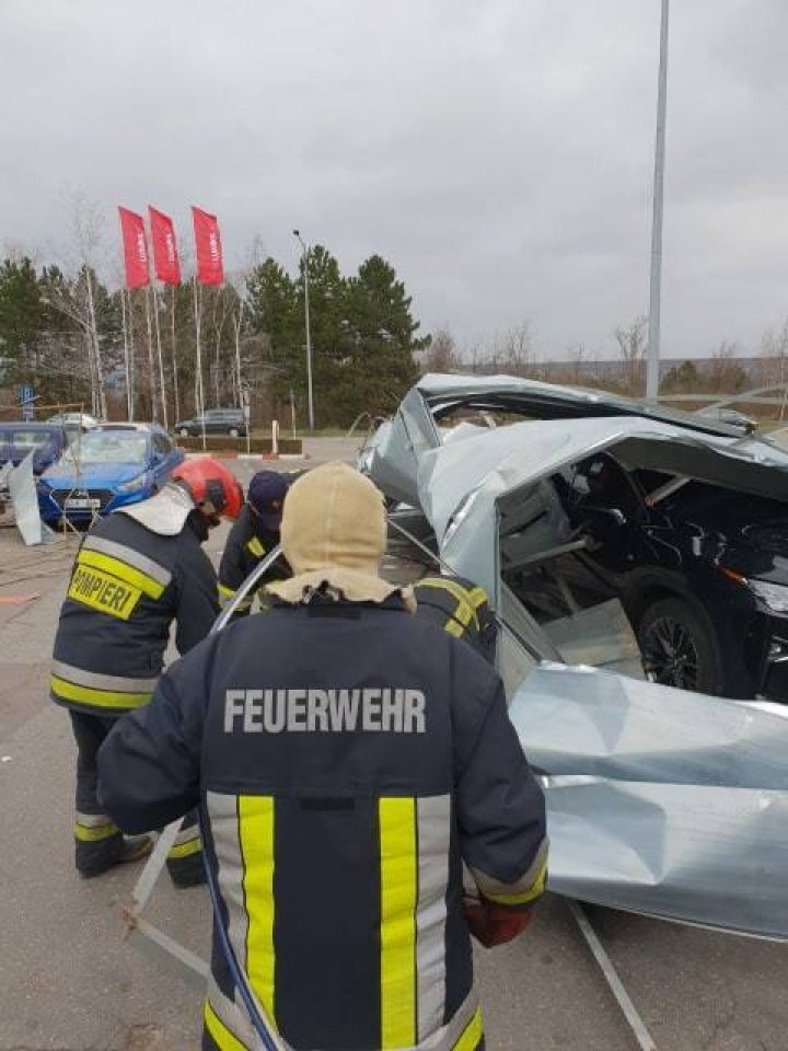 Сильный ветер снес крышу с автозаправки вблизи аэропорта: повреждены несколько машин (фото)