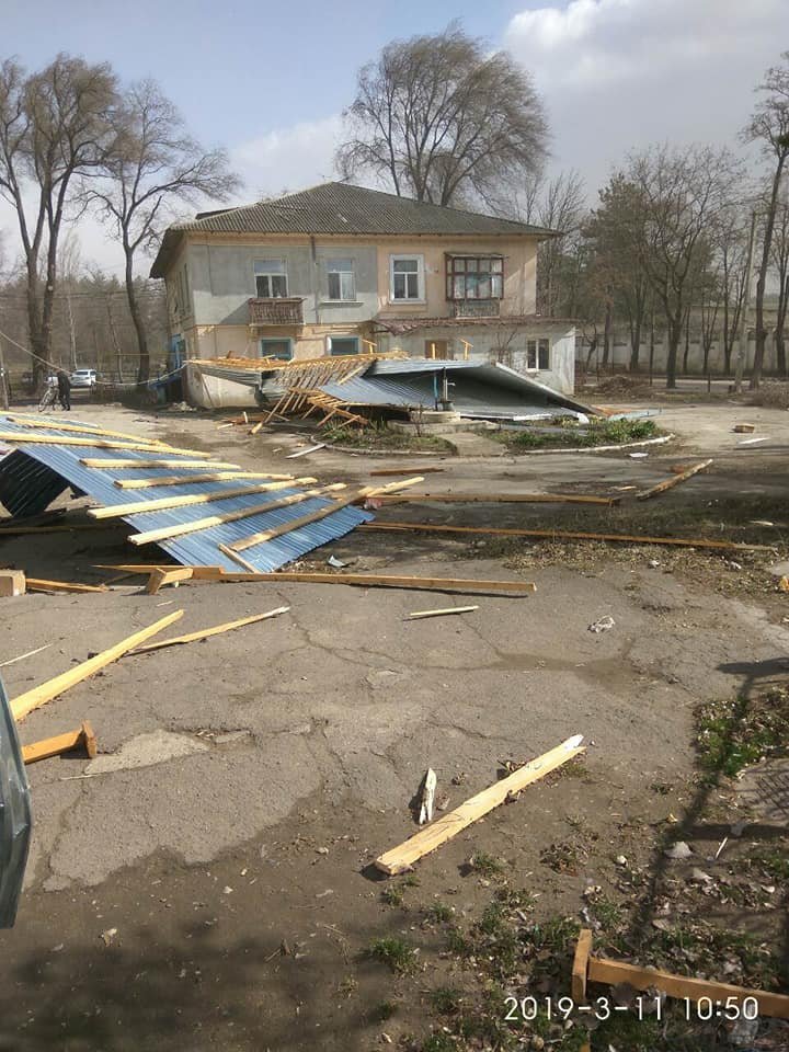 Сильный ветер учинил массу беспорядков в городе Бельцы (фото)