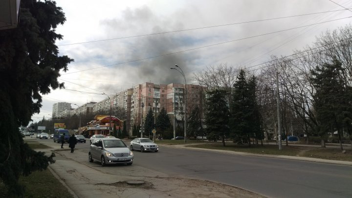 В столичном пригороде Кодру загорелся склад металлолома (фото/видео)