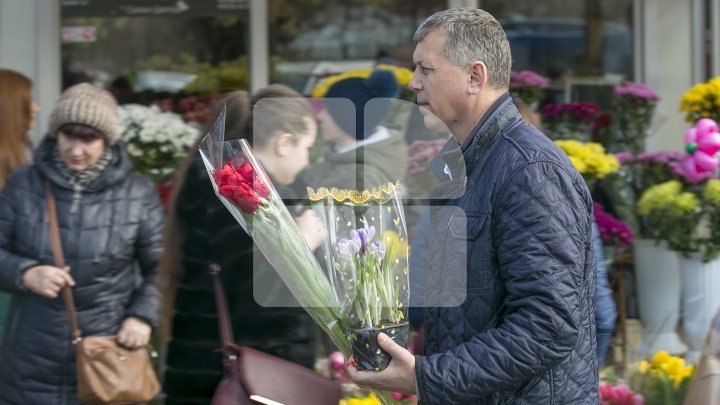 Ажиотаж на цветочных рынках столицы: мужчины спешат поздравить женщин с праздником (фото)