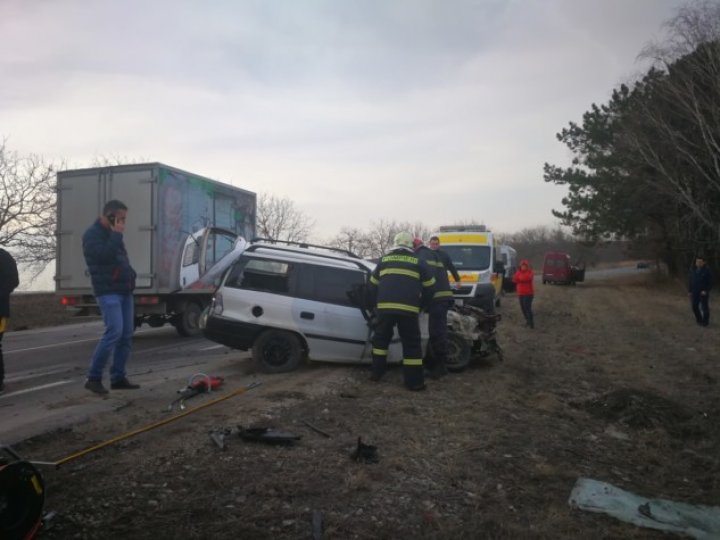 Страшная авария в Рышканском районе: чтобы извлечь пострадавших, понадобилась помощь спасателей