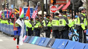 Кениец Лоренс Чероно одержал победу на Бостонском марафоне