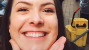 Парня раскритиковали за унизивший девушку необычный жест (видео)