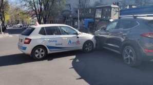 ДТП с участием машины автошколы произошло в центре столицы (видео)