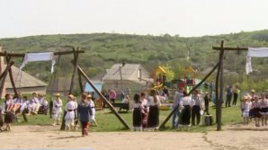 В селе Избиште прошел фестиваль "Пасхальные качели"