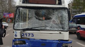 Серьезная авария на Буюканах с участием троллейбуса и микроавтобуса (фото)