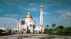 Власти Брунея пообещали реже забивать геев камнями и рубить руки ворам