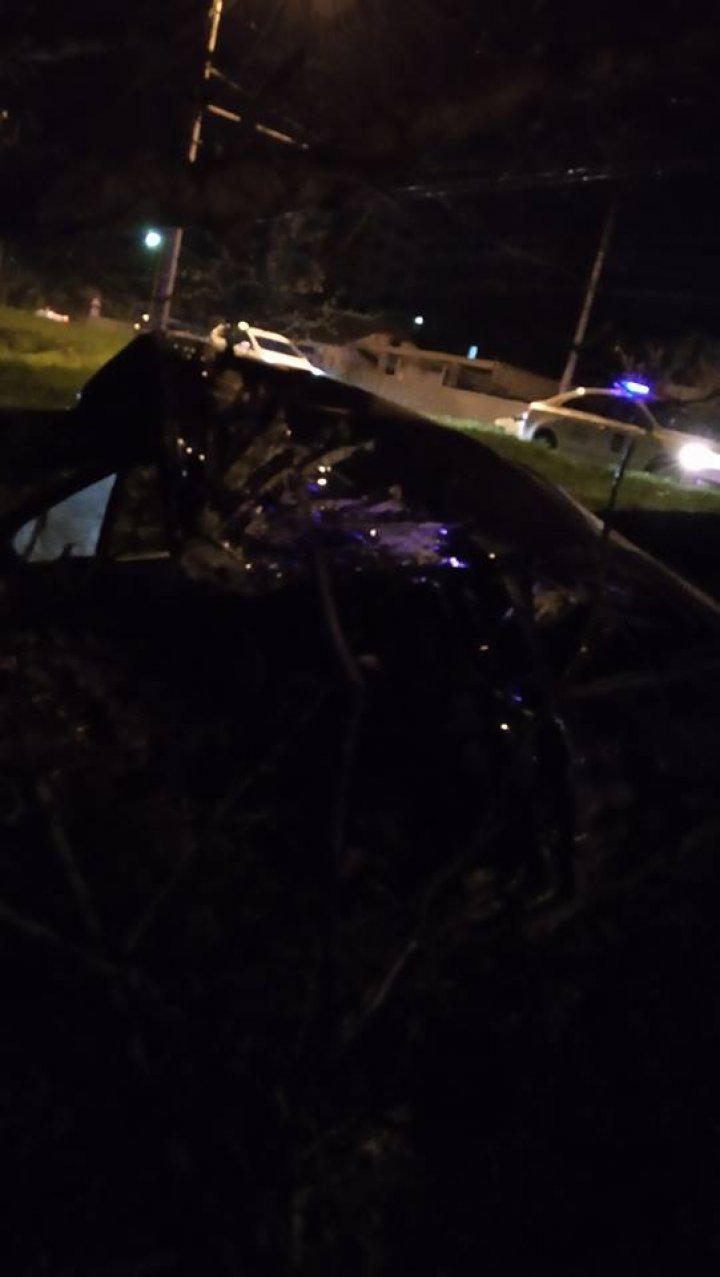 В Кишиневе пьяный водитель врезался на большой скорости в столб и выжил (фото)