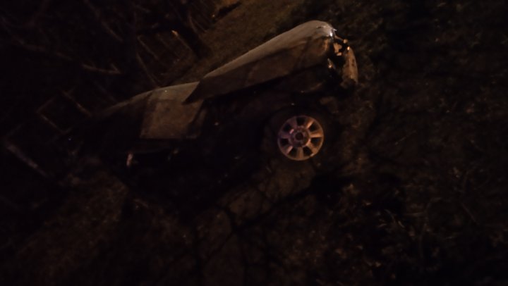 В Кишиневе пьяный водитель врезался на большой скорости в столб и выжил (фото)