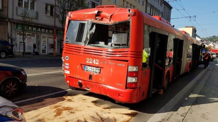 В Братиславе столкнулись автобус и троллейбус, 13 пострадавших