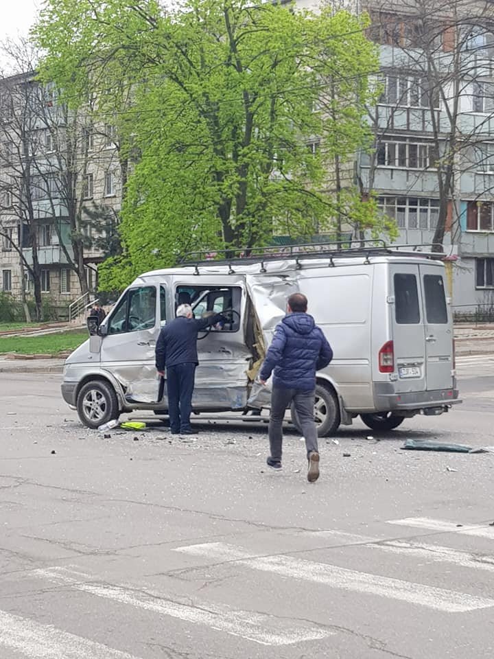 Серьезная авария на Буюканах с участием троллейбуса и микроавтобуса (фото)