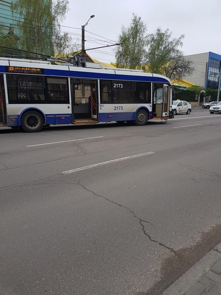 Серьезная авария на Буюканах с участием троллейбуса и микроавтобуса (фото)