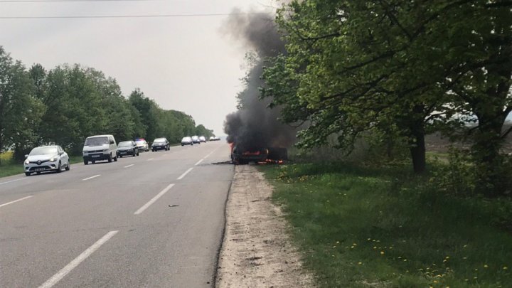 Возле Теленешт на полном ходу загорелся автомобиль (фото/видео)