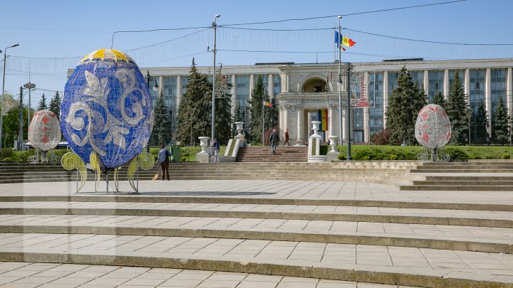 В Соборном парке установили 15 светящихся декораций (фото)