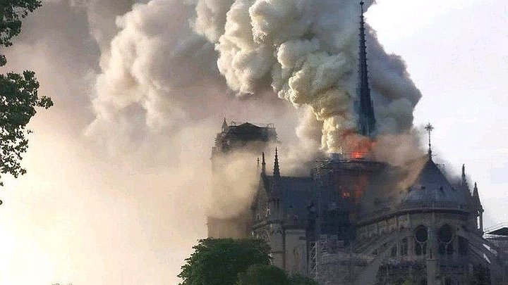 В Париже загорелся собор Парижской Богоматери (видео)