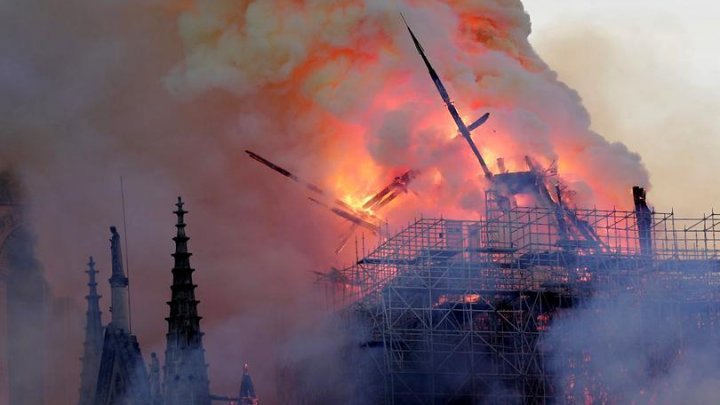 Пожар в Соборе Парижской Богоматери уничтожил две трети крыши и шпиль (фото)