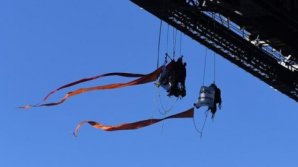 В Австралии 13 активистов Greenpeace привязали себя к мосту (видео)