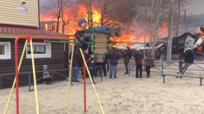 Мальчик на качелях на фоне пожара поразил сеть (видео)