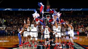 Баскетбольная шоу-команда "Гарлем Глобтроттерс" показала новые трюки