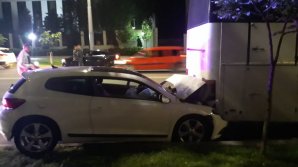 На улице Штефана чел Маре легковушка влетела в припаркваный автобус